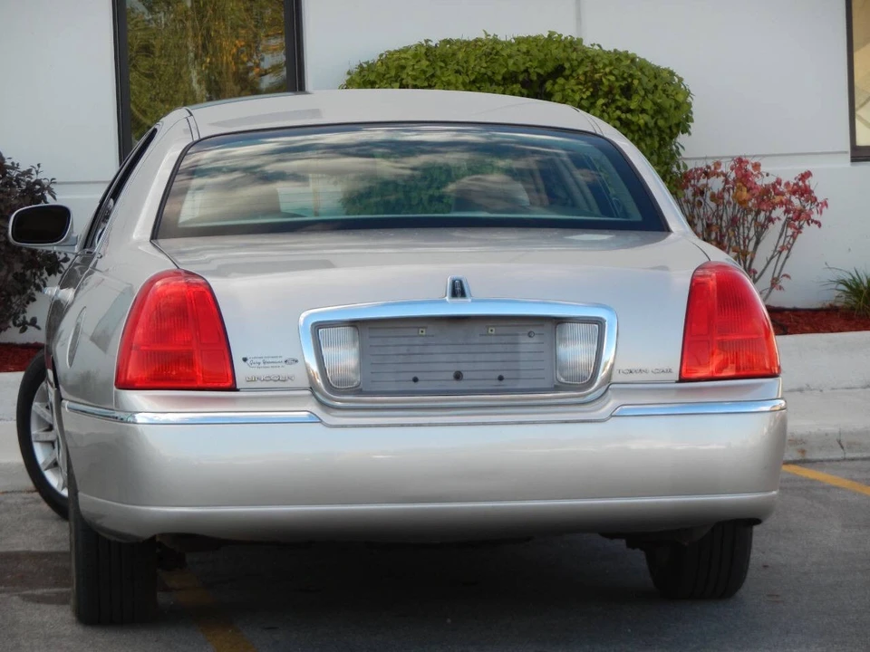 2007 Lincoln Town Car - Image 13 of 21