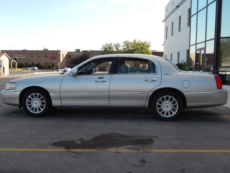 2007 Lincoln Town Car - Image 10 of 12