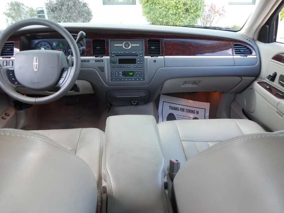 2007 Lincoln Town Car - Image 2 of 12