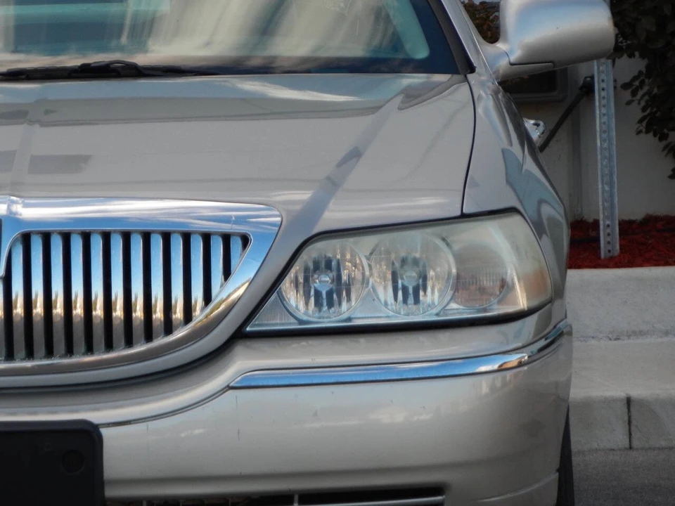 2007 Lincoln Town Car - Image 8 of 12
