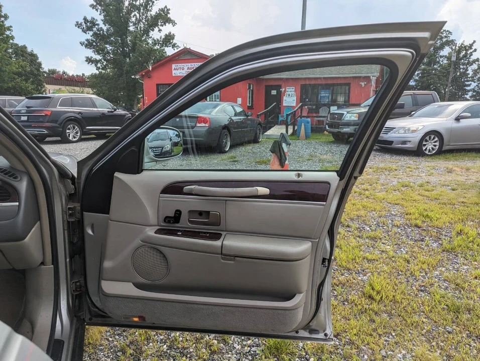 2007 Lincoln Town Car - Image 17 of 21