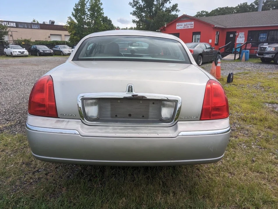 2007 Lincoln Town Car - Image 8 of 21