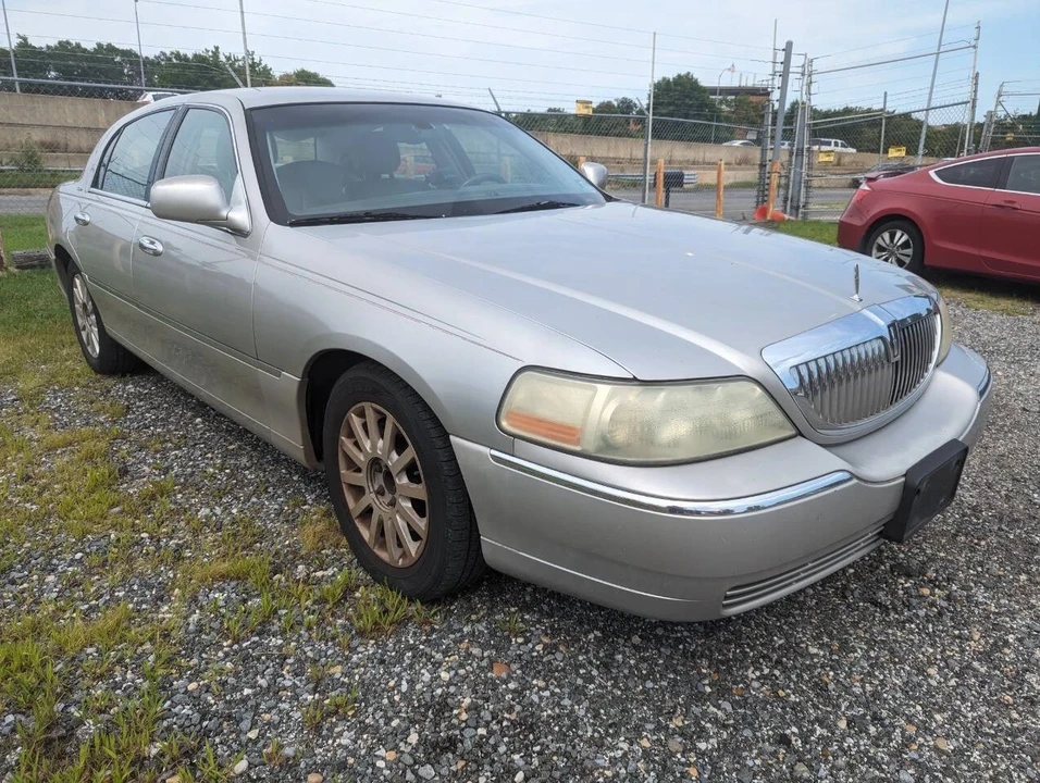 2007 Lincoln Town Car - Image 2 of 21