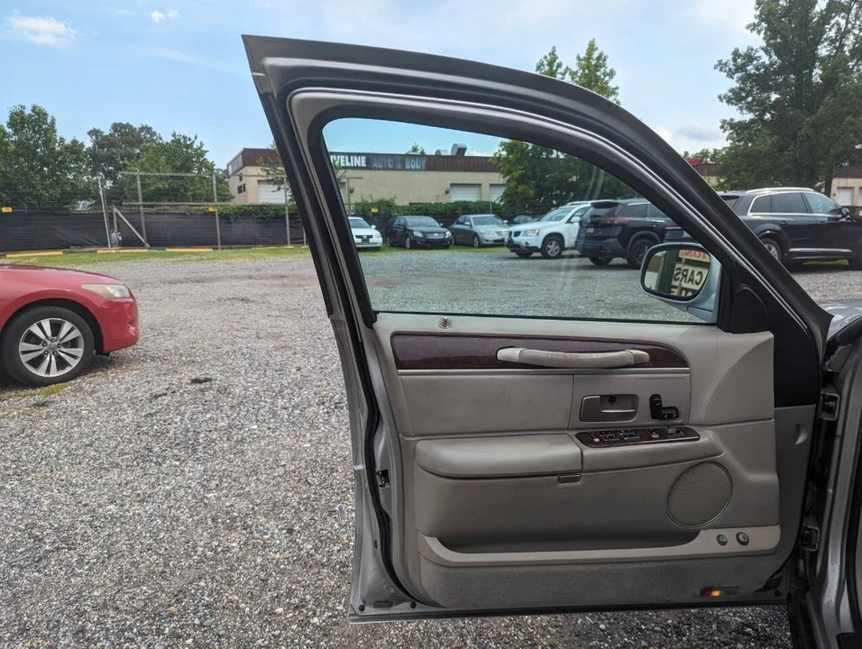 2007 Lincoln Town Car - Image 19 of 21