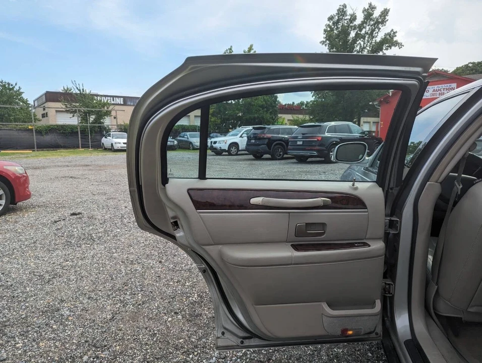 2007 Lincoln Town Car - Image 18 of 21