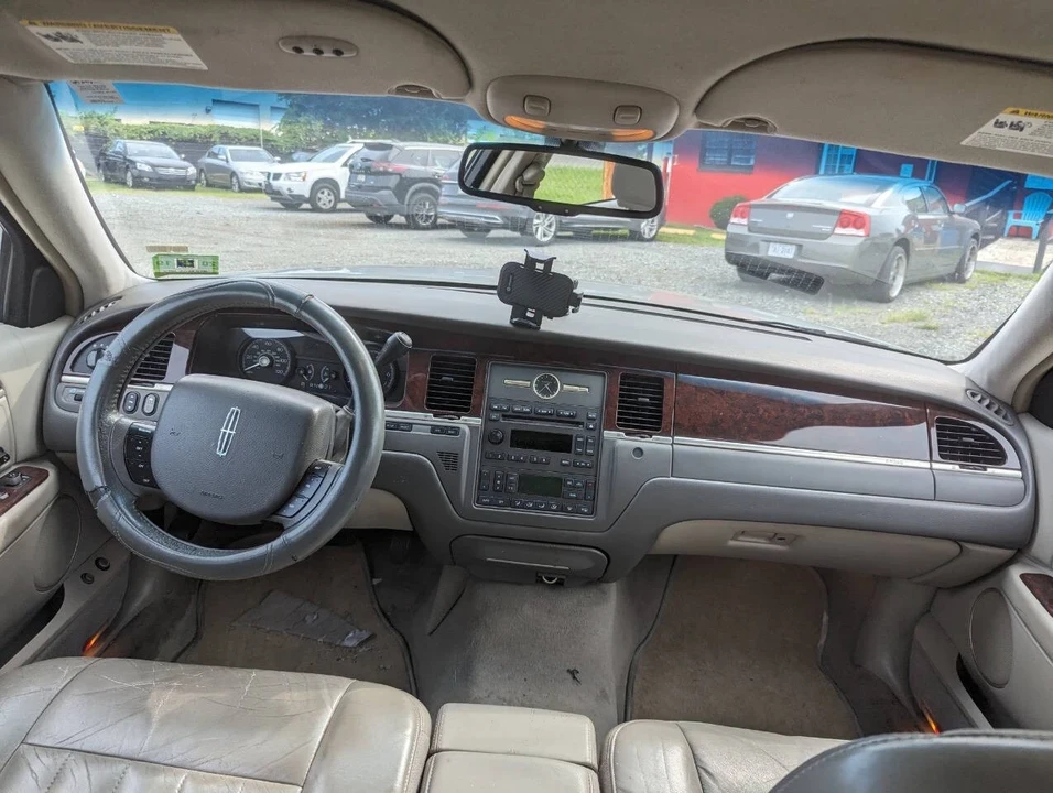 2007 Lincoln Town Car - Image 15 of 21