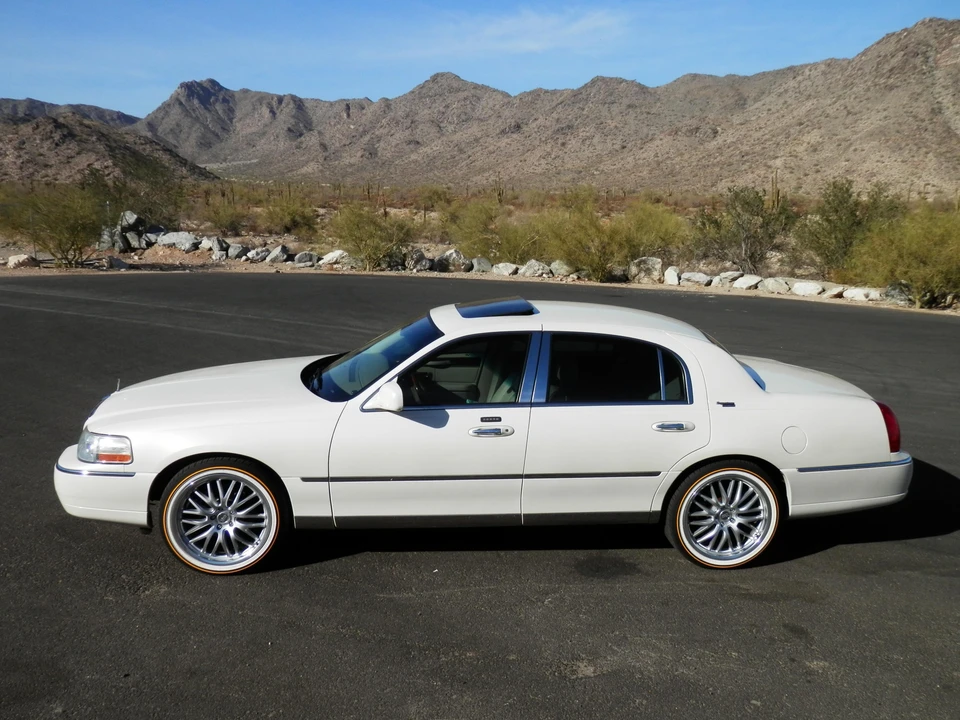 2007 Lincoln Town Car - Image 12 of 21