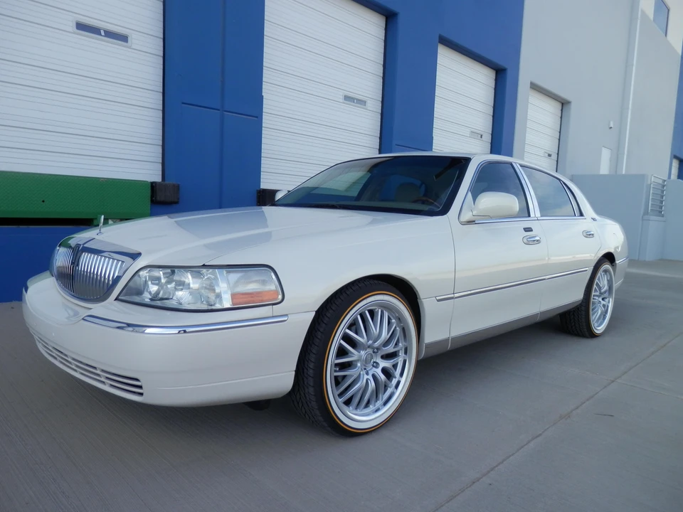 2007 Lincoln Town Car - Image 19 of 21