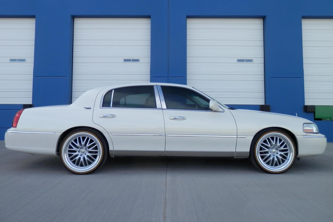2007 Lincoln Town Car - Image 3 of 21