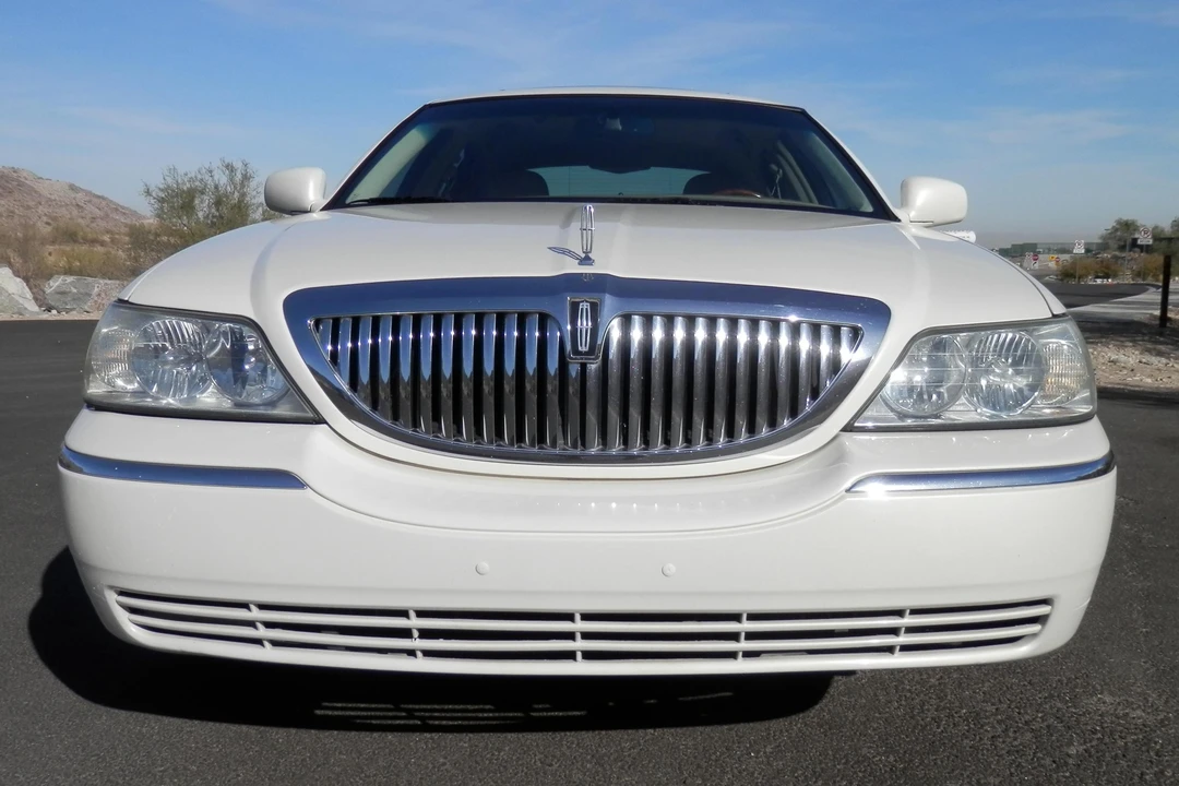 2007 Lincoln Town Car - Image 2 of 21