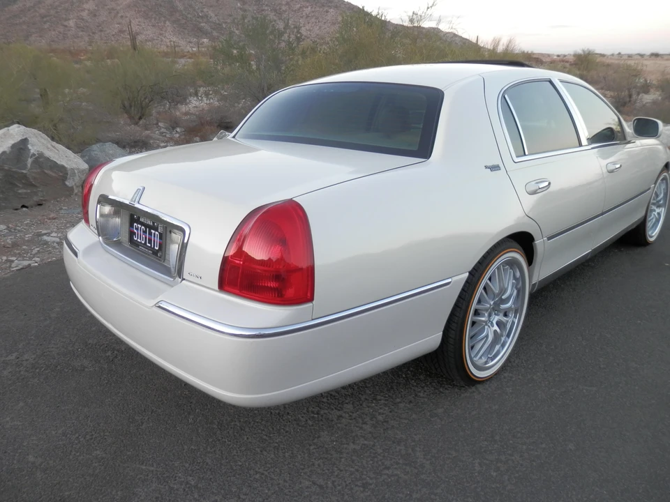 2007 Lincoln Town Car - Image 17 of 21