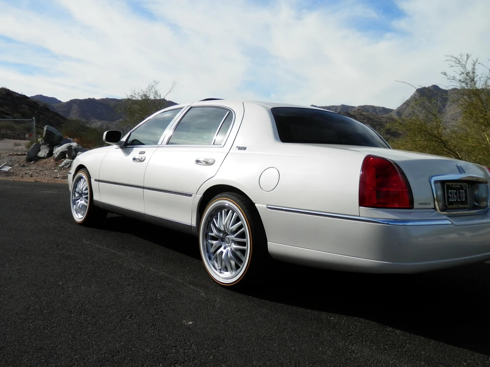 2007 Lincoln Town Car - Image 15 of 21