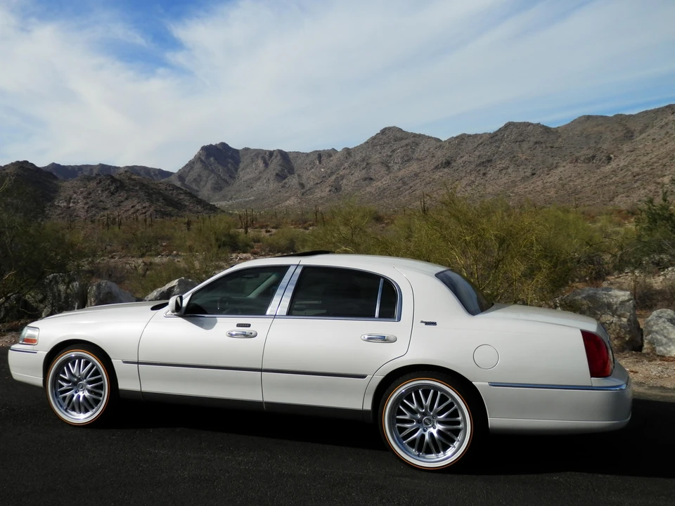 2007 Lincoln Town Car - Image 13 of 21