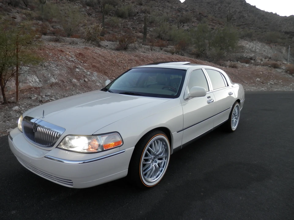 2007 Lincoln Town Car - Image 9 of 21