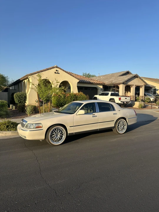 2007 Lincoln Town Car - Image 10 of 21