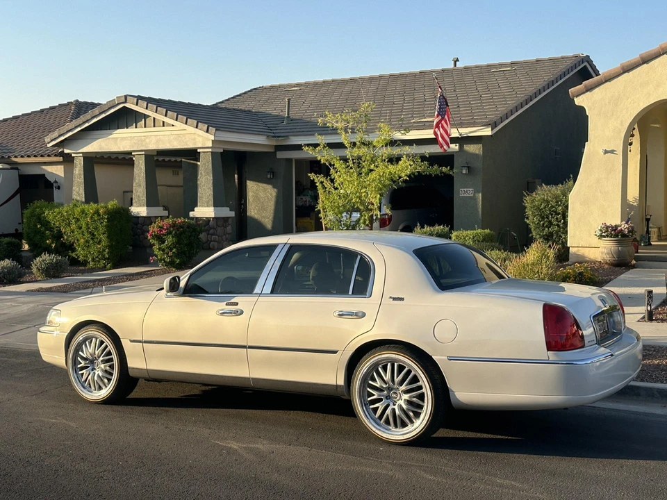 2007 Lincoln Town Car - Image 14 of 21