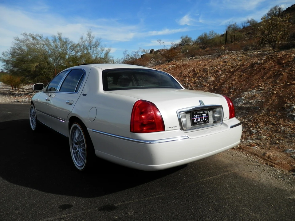 2007 Lincoln Town Car - Image 16 of 21