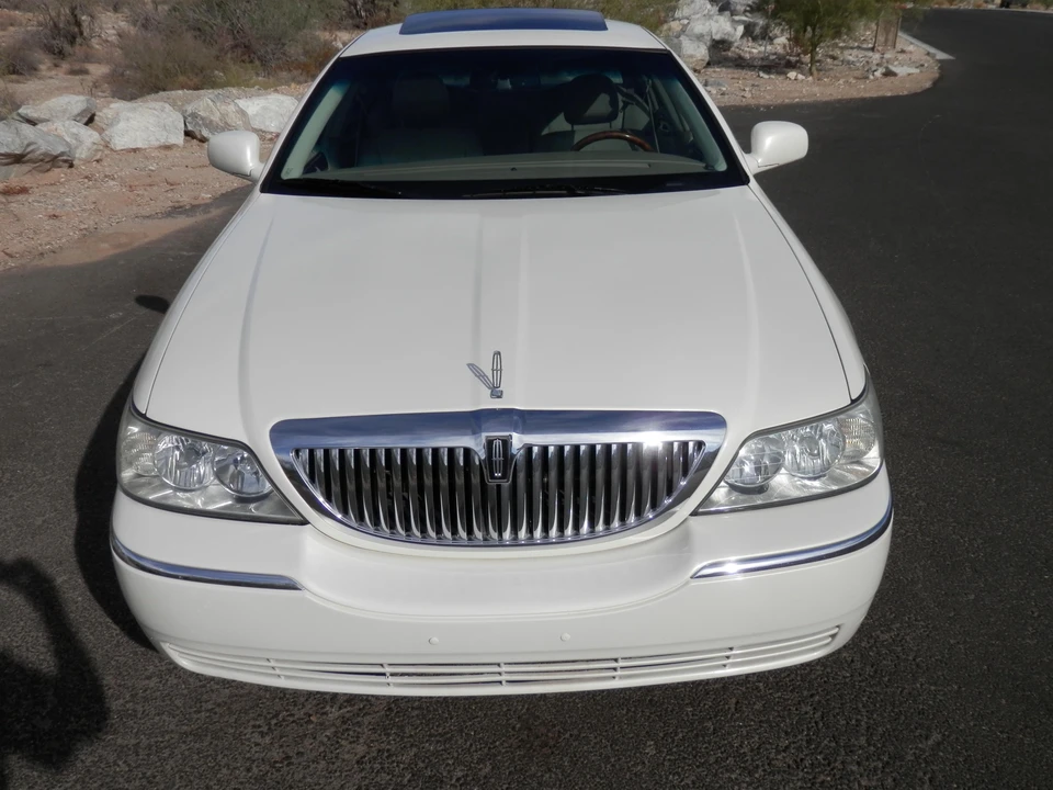 2007 Lincoln Town Car - Image 8 of 21