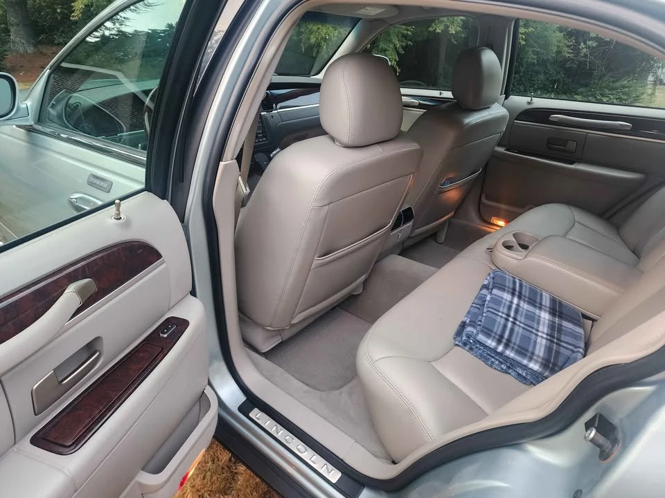 2007 Lincoln Town Car - Image 9 of 13