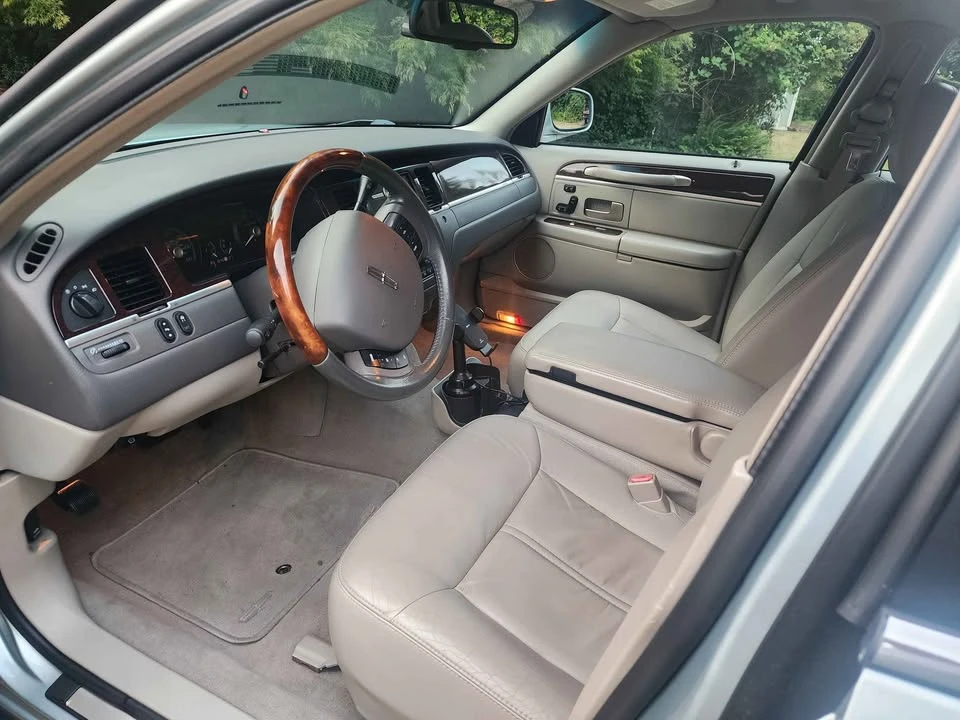 2007 Lincoln Town Car - Image 8 of 13