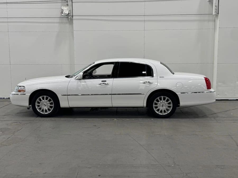 2007 Lincoln Town Car - Image 2 of 9