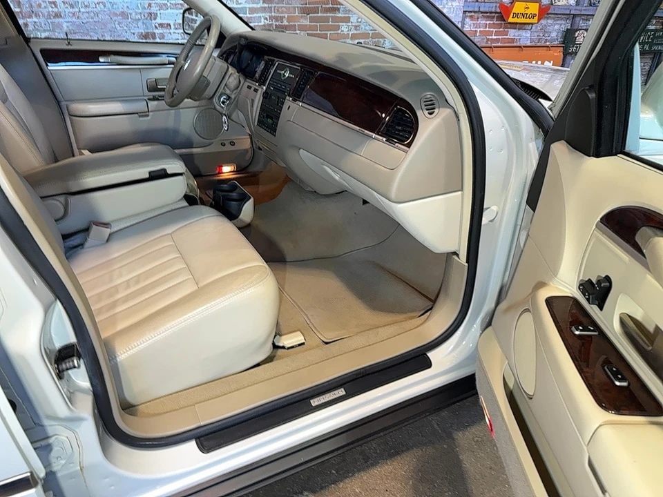 2007 Lincoln Town Car - Image 14 of 18