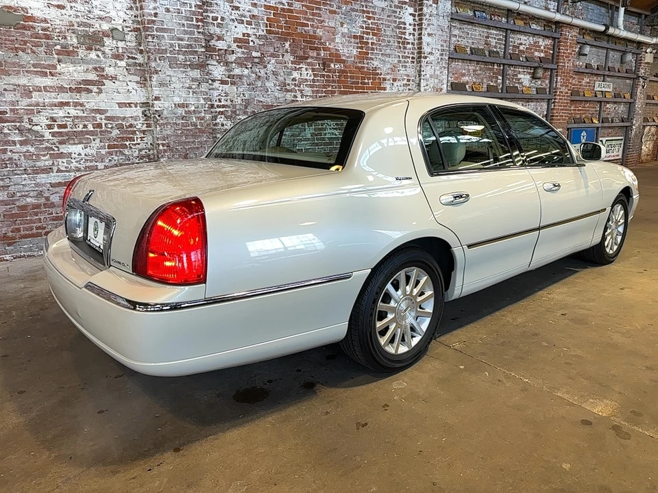 2007 Lincoln Town Car - Image 2 of 18