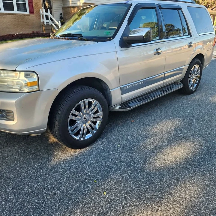 2007 Lincoln Navigator 3rd Gen - Image 2 of 10