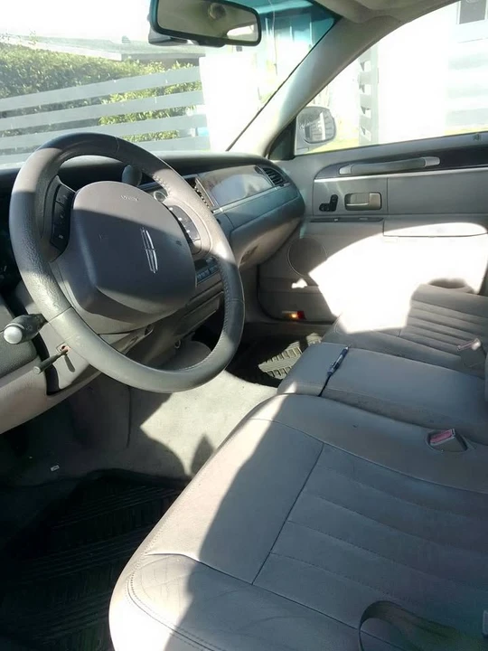 2007 Lincoln Town Car - Image 2 of 6