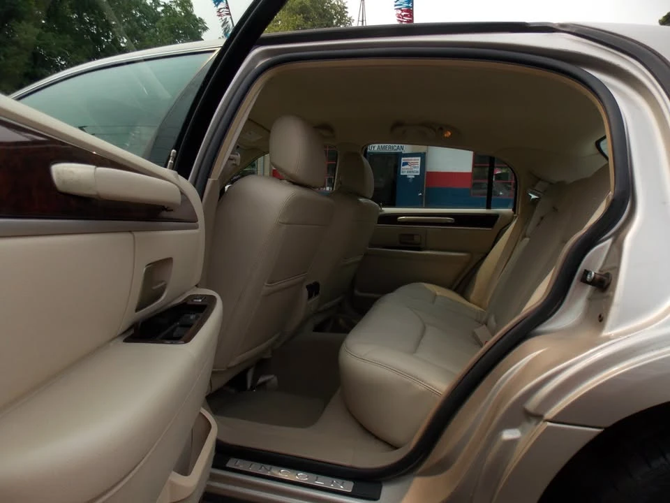 2007 Lincoln Town Car - Image 7 of 16