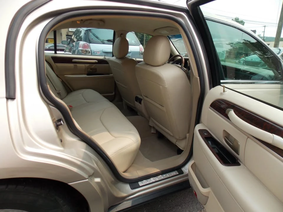 2007 Lincoln Town Car - Image 11 of 16