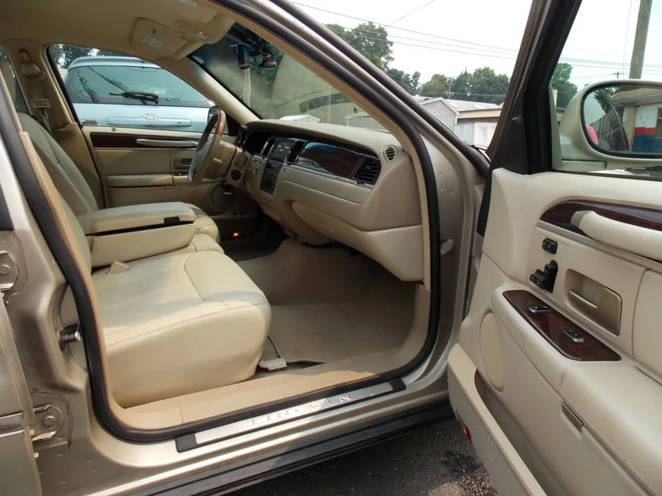 2007 Lincoln Town Car - Image 12 of 16