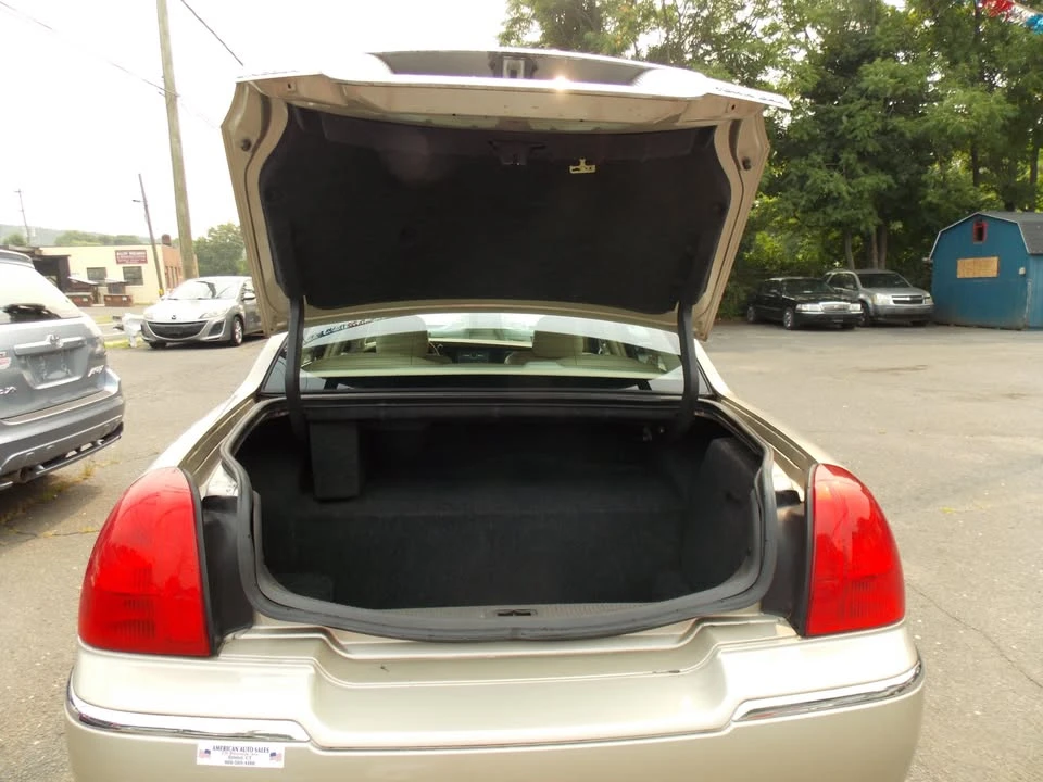2007 Lincoln Town Car - Image 9 of 16