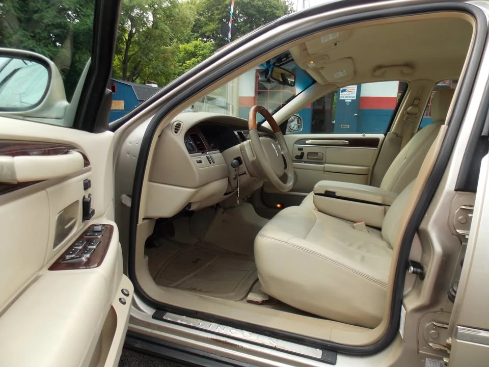 2007 Lincoln Town Car - Image 6 of 16