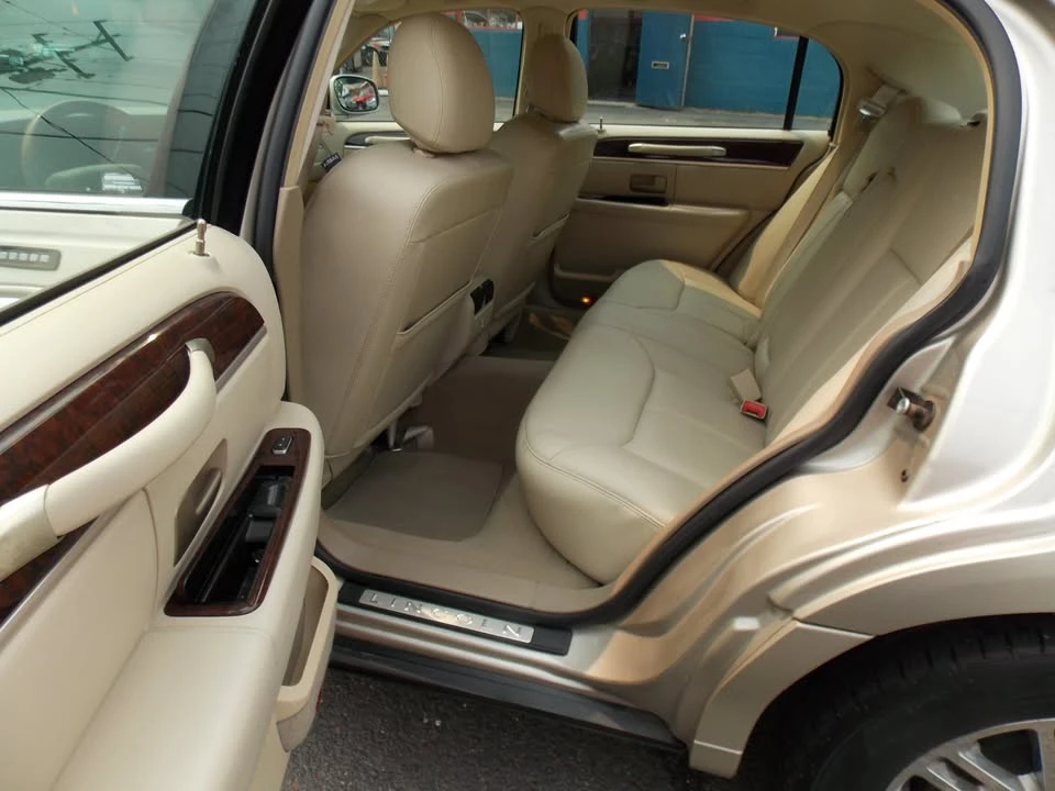 2007 Lincoln Town Car - Image 8 of 16