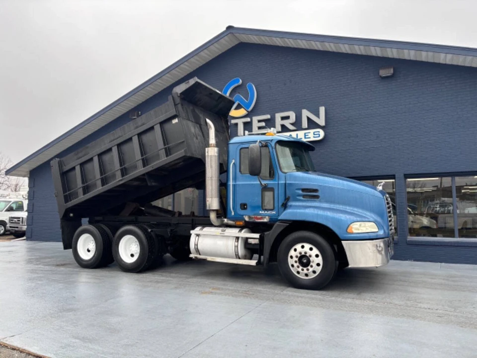 2007 Mack - Image 2 of 12