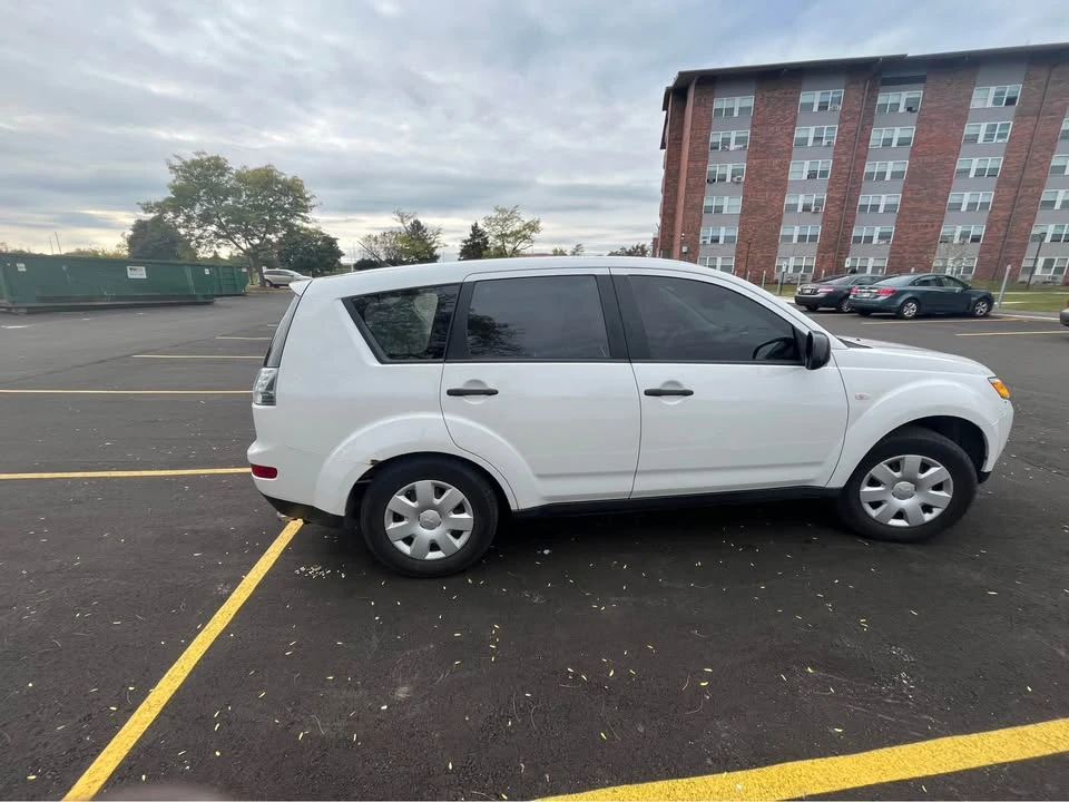 2007 Mitsubishi Outlander - Image 2 of 4