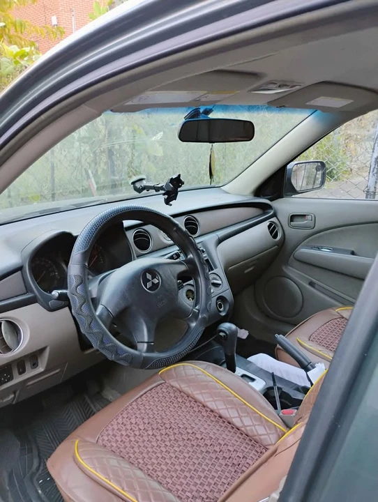 2007 Mitsubishi Outlander - Image 2 of 4