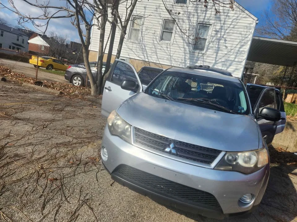 2007 Mitsubishi Outlander - Image 2 of 3