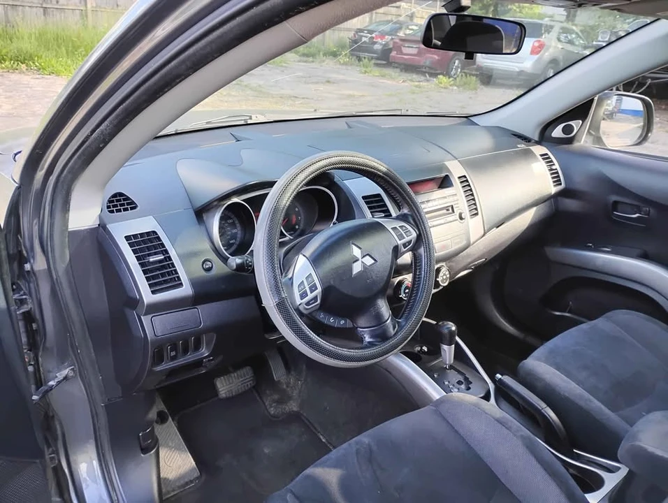 2007 Mitsubishi Outlander - Image 2 of 13