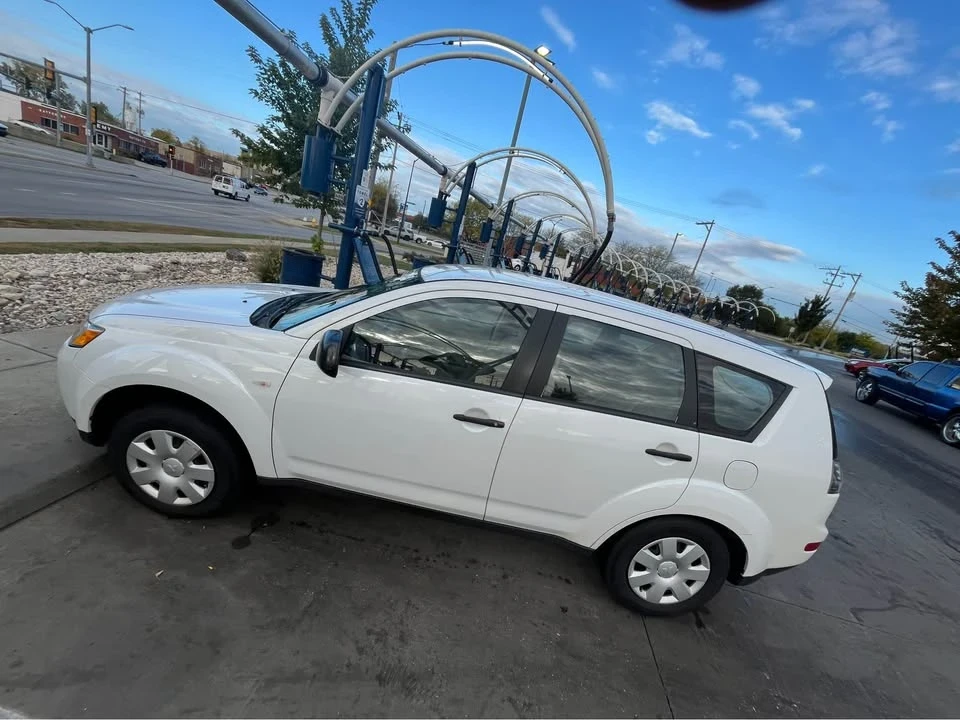 2007 Mitsubishi Outlander - Image 2 of 3