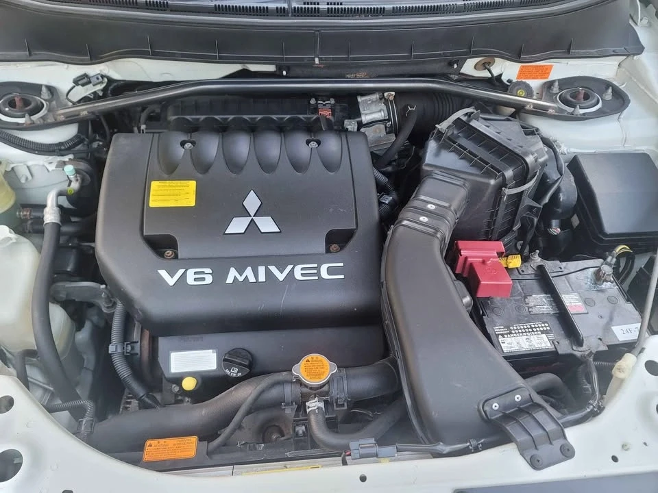 2007 Mitsubishi Outlander - Image 16 of 17