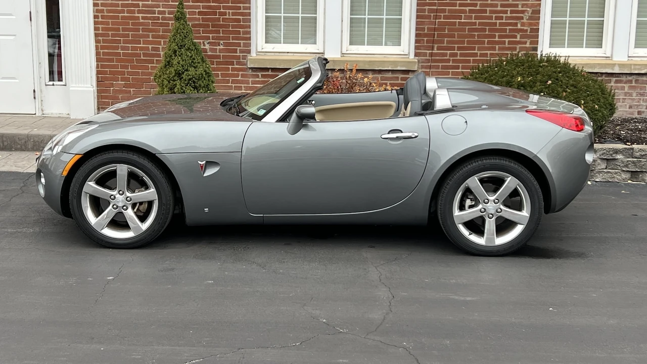 2007 Pontiac Solstice - Image 2 of 11