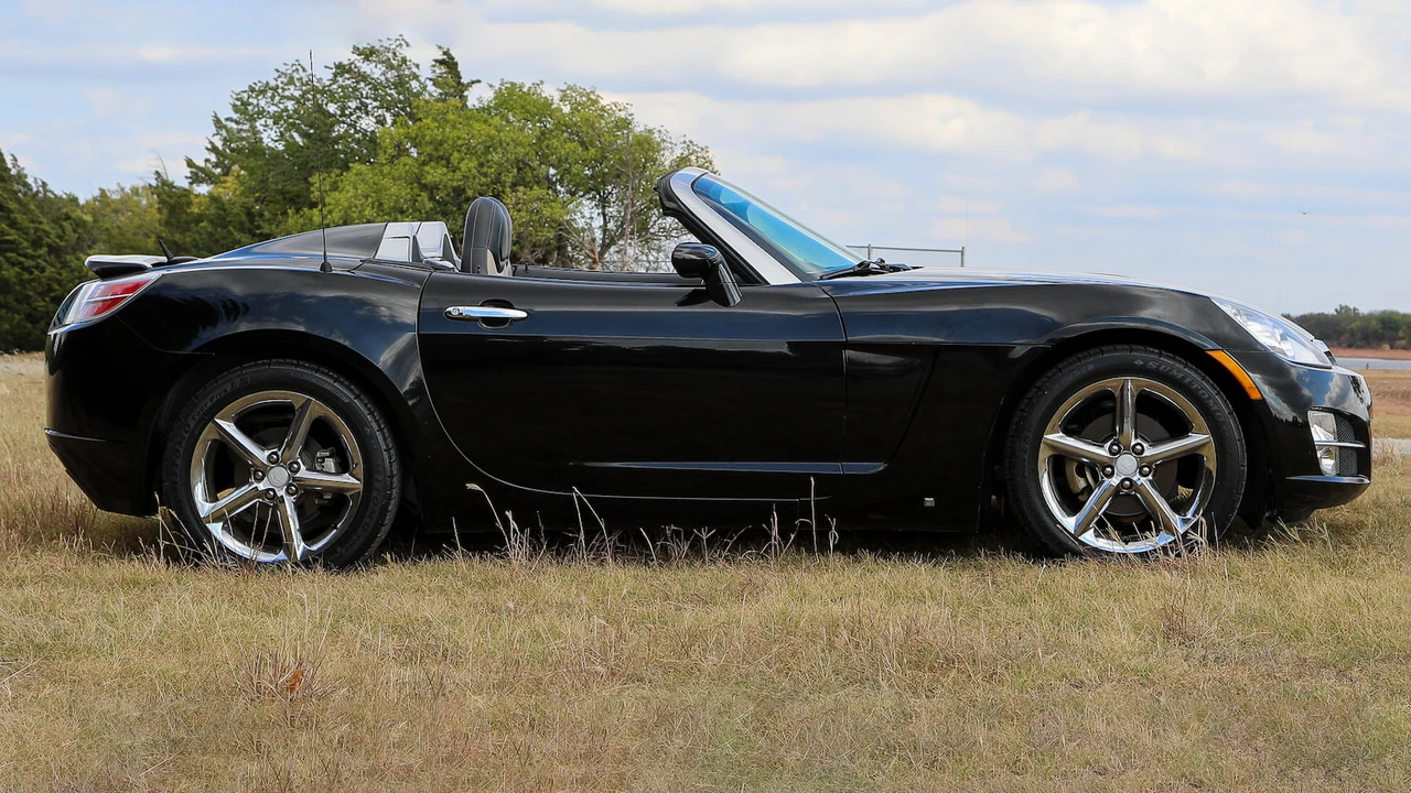 2007 Saturn Sky - Image 2 of 25