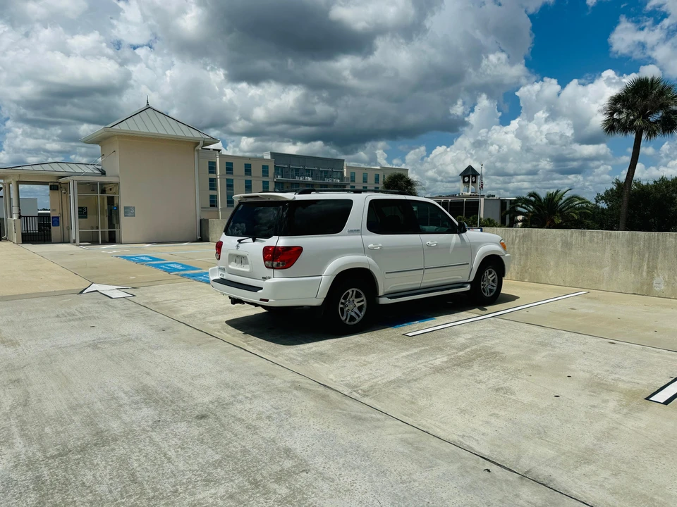 2007 Toyota Sequoia 1st Gen - Image 25 of 31