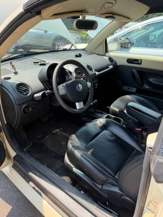 2007 Volkswagen New Beetle - Image 8 of 9