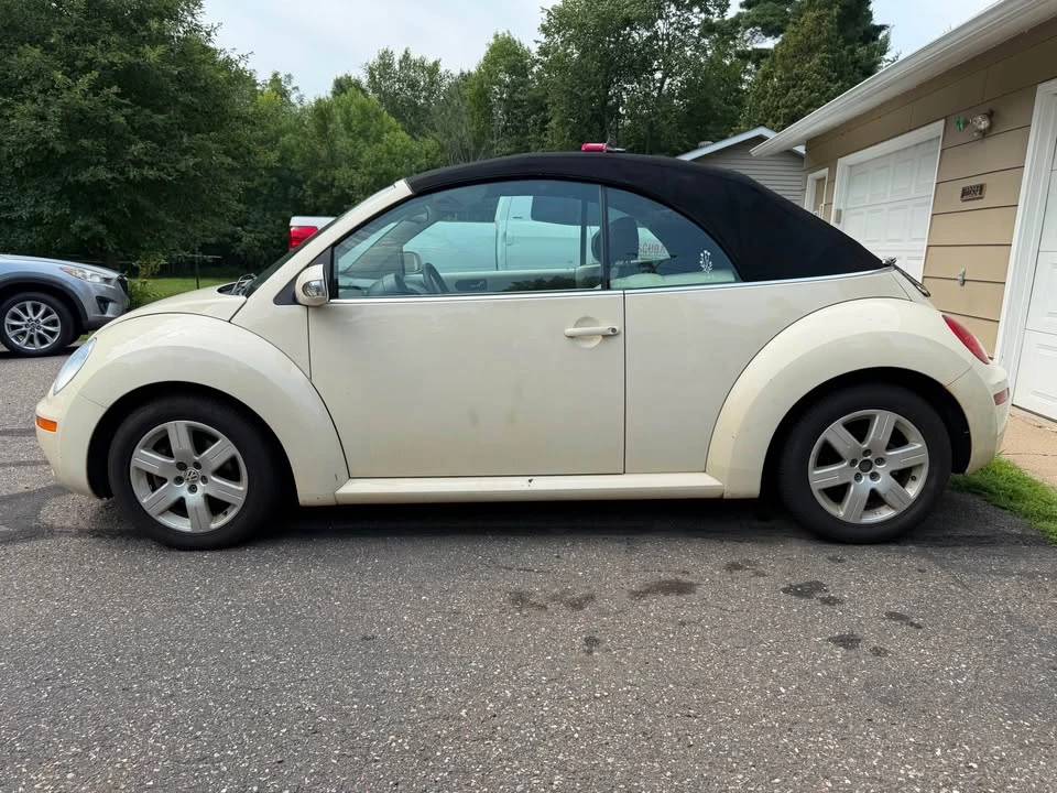 2007 Volkswagen New Beetle - Image 2 of 9
