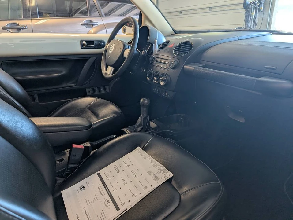 2007 Volkswagen New Beetle - Image 9 of 11