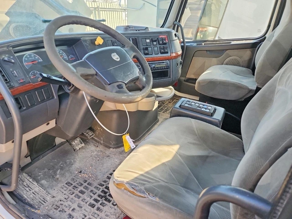2007 Volvo - Image 10 of 18