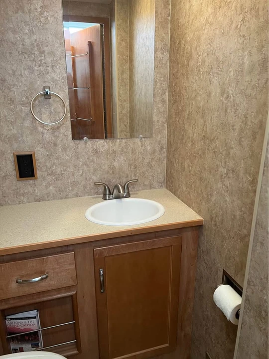 2007 Winnebago - Image 9 of 9